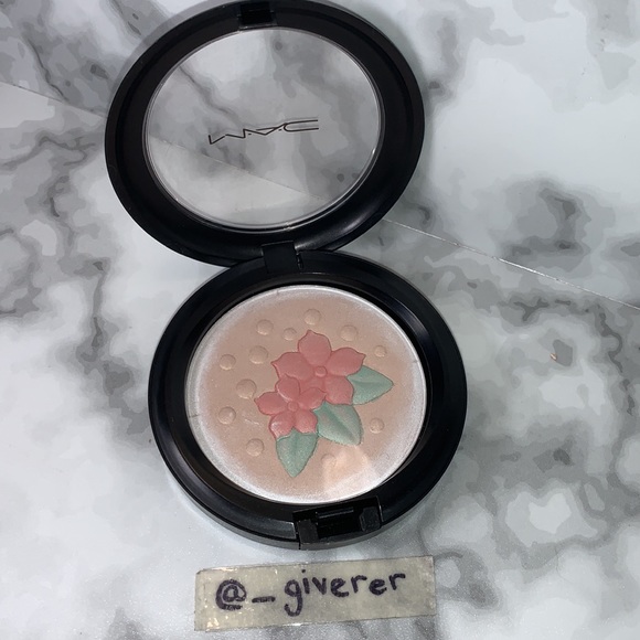 IN FOR A TREAT Pearlmatte Face Powder MAC Baking Beauties - Picture 3 of 14